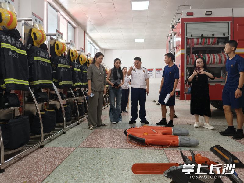 参观营区。 均为长沙晚报通讯员 王磊 摄
