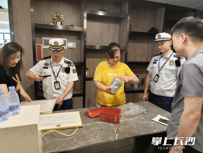 图为消防监督员在检查。 长沙晚报通讯员 王磊 摄