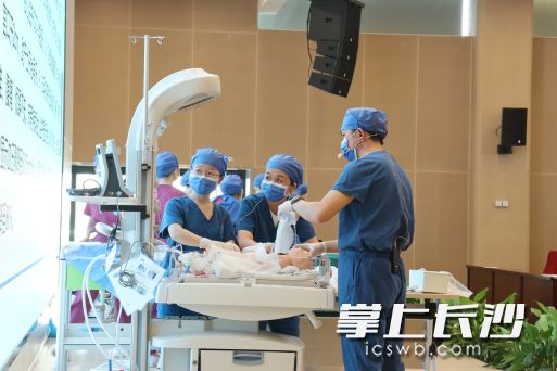 理论学习结束后，组织危重孕产妇急救演练与新生儿复苏实操考核，参训人员对照考题规范开展标准化救护操作。