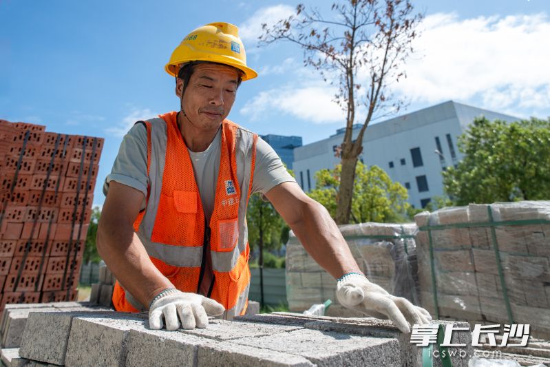 面对持续高温，项目采取“避中间、抓两头”的错峰策略，保障施工进度。