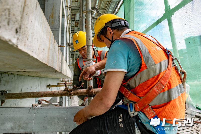 进行户外高空作业，施工人员严格做好安全措施，现场安全员定时巡查各作业点位。
