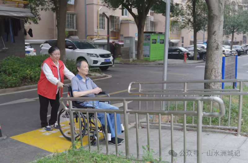 桔苑社区户外休闲广场进行了无障碍改造，方便坐轮椅的居民出行。
