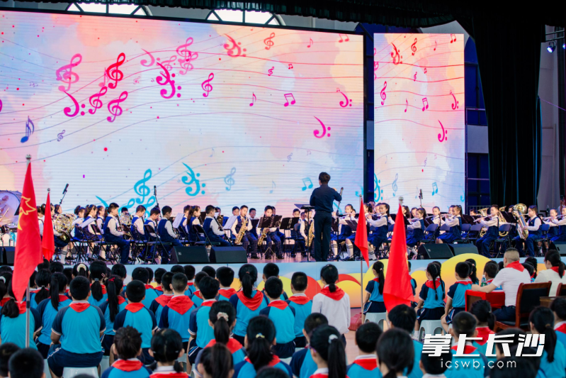 宁乡市云起实验小学的管乐队在参加表演。