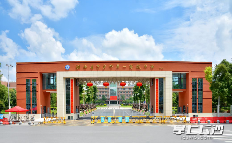 新校门建成后的宁乡一中。均为受访者供图