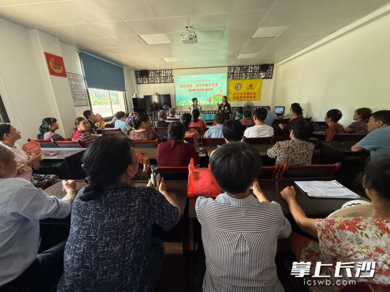7月15日上午，“初伏启夏，科学防暑护安康”入伏防暑健康知识专题讲座开展。均为 通讯员 欧阳巧连 供图
