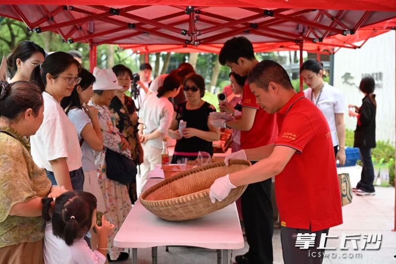九芝堂老药工手持竹制匾筛，药粉在其间推、拉、揉、抖，如滚雪般层层包裹，转眼间便成了一粒粒圆润匀称的水泛丸。 均为烈士公园供图