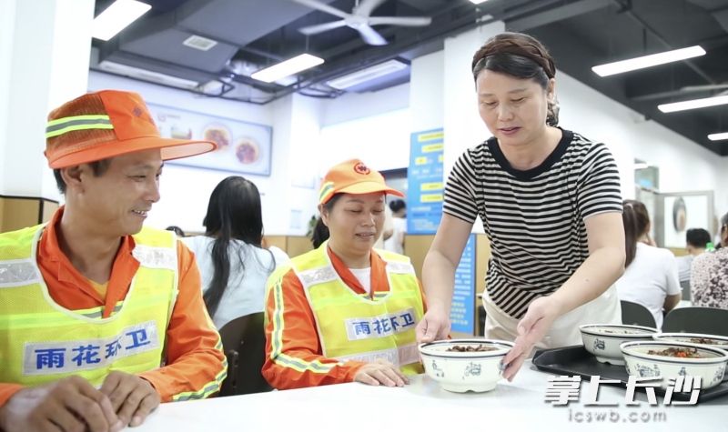 李红英给环卫工人送上热气腾腾的面。受访者供图