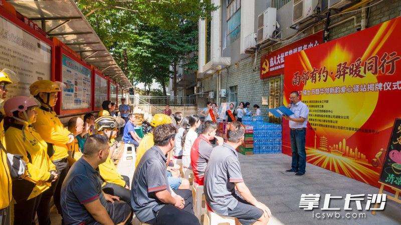 雨花区交警二中队民警结合真实案例，为骑手们上了一堂夏季骑行安全课。