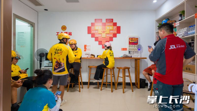 东塘街道首个省级标准化“华邻新韵·爱心驿站”正式启用。 均为长沙晚报全媒体记者陈飞摄