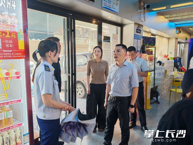 图为检查组在进行督导检查。 长沙晚报通讯员 王磊 摄