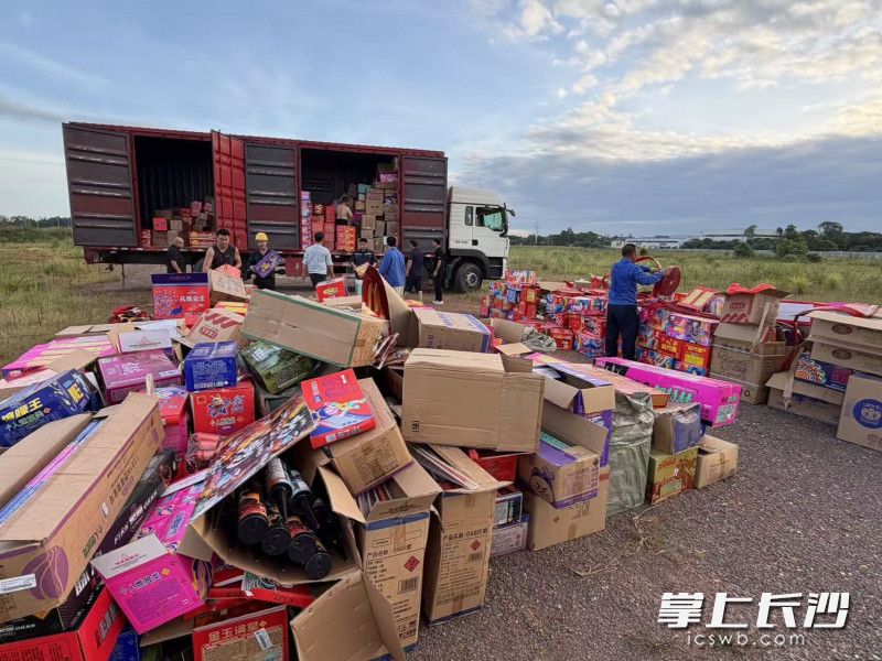 长沙县集中销毁废旧烟花爆竹。 均为长沙晚报通讯员 王磊 摄