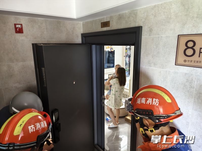 消防成功营救被困幼儿。 长沙晚报通讯员 王磊 摄