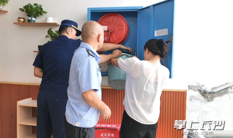 图为消防执法人员在检查。 长沙晚报通讯员 寻艳 摄