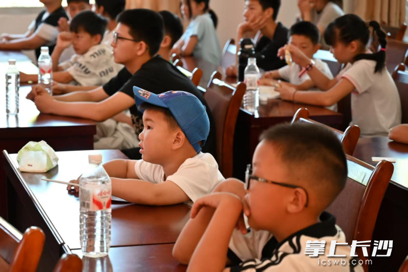 “阅润童心·数启未来”三下乡暑期实践团首期绘本阅读特色活动吸引孩子们踊跃参与。均为通讯员 张涵供图