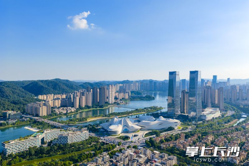 一座座建筑拔地而起，梅溪湖加速打造宜居宜业、绿色低碳的现代化新城。