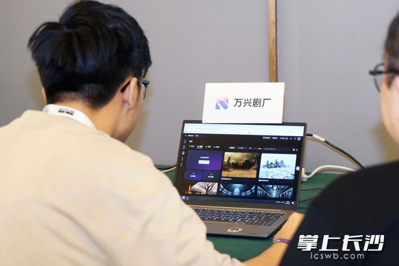 运用成熟的AI技术，一台电脑、一个人就可以完成一步短剧的全部制作流程。通讯员 李媛 供图