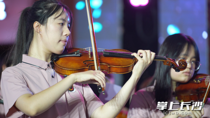 廖勇说：“我们艺术工作者的余光，不能只盯着谱子，要盯着观众的表情和反应。 ”