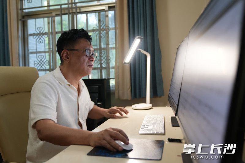 接受采访前，廖勇正在激情创作大型交响乐。