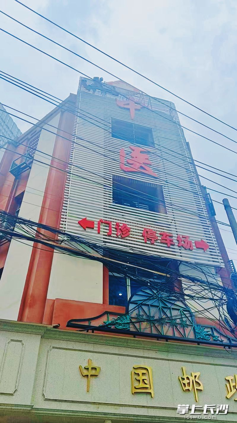 正在拆除中的遮窗巨幅广告牌。 均为长沙晚报全媒体记者 李卓 摄