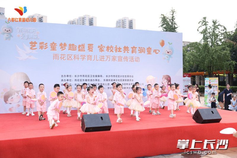 孩子们的表演博得现场阵阵掌声。