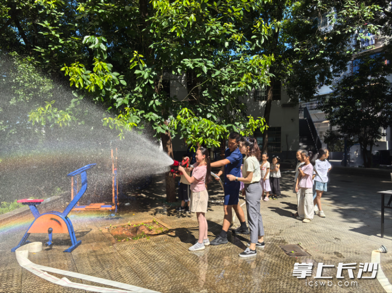 小朋友们体验灭火。