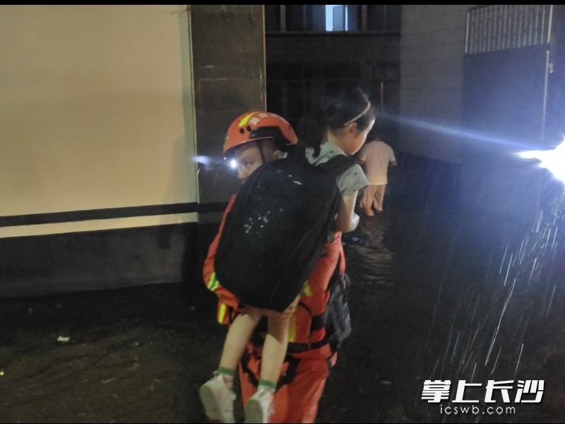 消防员在疏散转运被困市民。 均为长沙晚报通讯员 方圆 供图