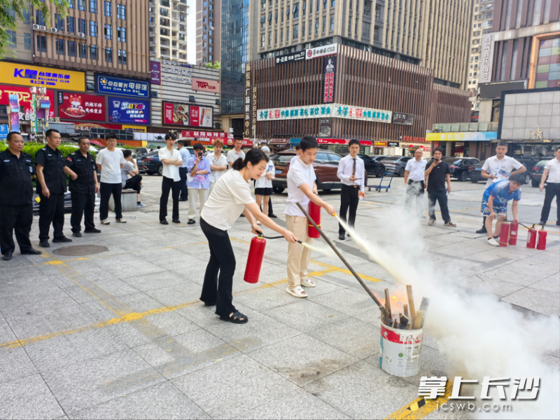 市民在商业广场上进行灭火实操。 均为长沙晚报通讯员 张佳欣 摄