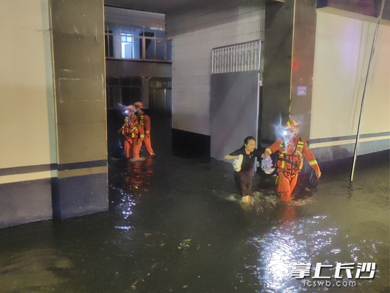 护送市民安全转移。