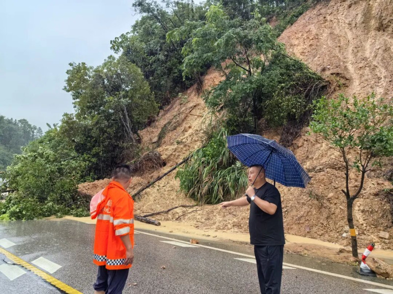 G354线道林镇山体滑坡路段，宁乡市公路养护中心安排专人持续监测山体变化情况。 通讯员供图