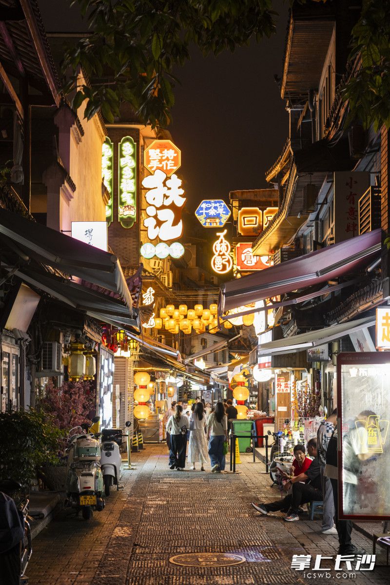 常态化曲艺演出激活老街夜间流量，以往晚9时便歇业的沿街商铺，如今常常营业至0时。
