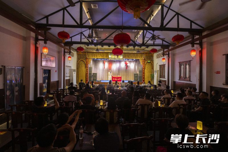 得乐社小剧场里欢声笑语不断。