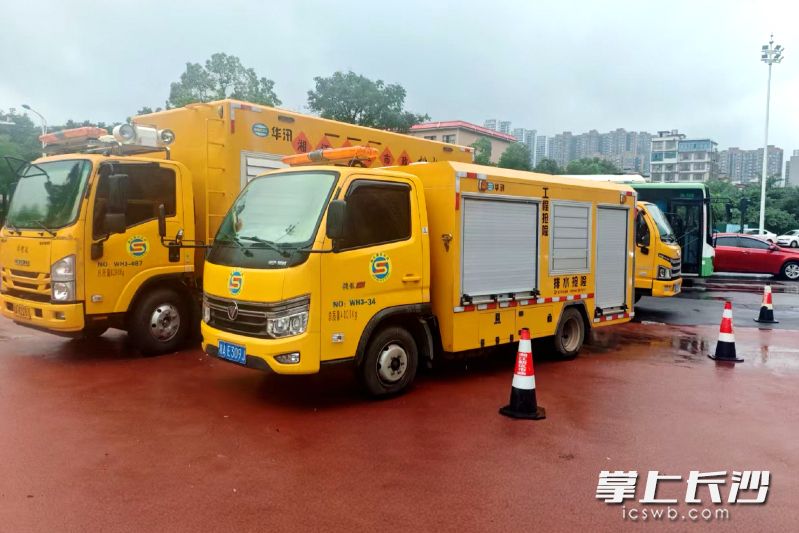 黄色暴雨预警发布后，全区移动泵车集群总抽排能力达2.6万立方米/小时，36台套核心设备常态化预置在易涝点位。