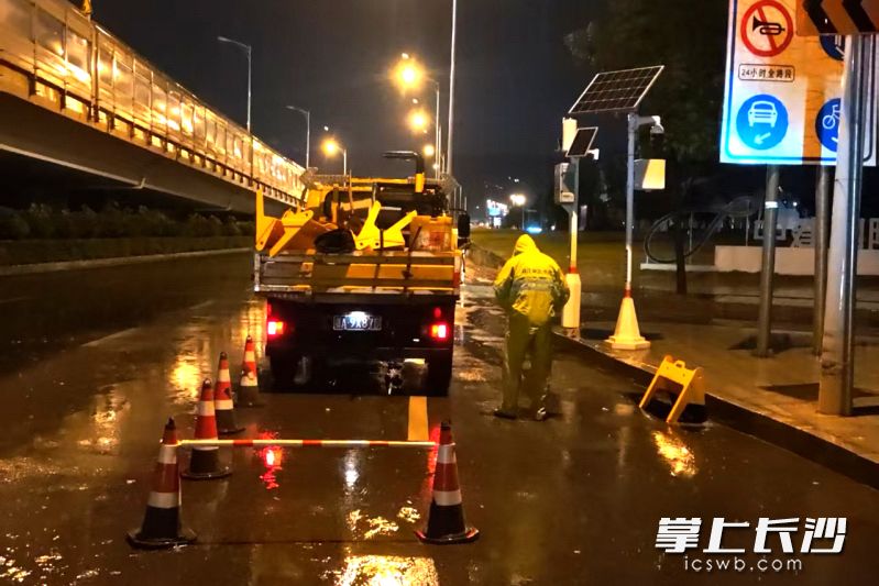 7月19日，为积极应对强降雨天气，湘江新区市政设施维护中心动员专人围绕辖区易涝点进行值守。均为 通讯员 徐琴丽 供图
