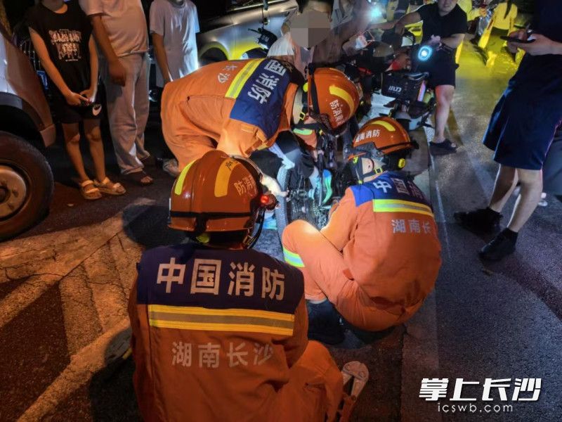 消防员在紧急处置险情。 长沙晚报通讯员 周俊雄 摄