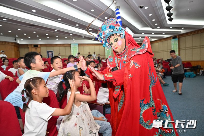 精彩的变脸表演让孩子们开心不已 精彩的变脸表演让孩子们开心不已