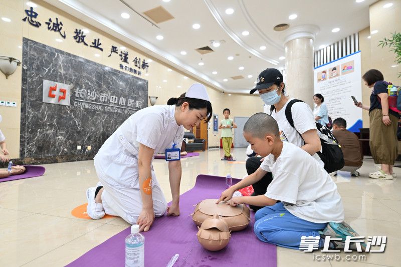 医院护士专业细致的讲解让孩子们很快掌握了实操技能 医院护士专业细致的讲解让孩子们很快掌握了实操技能