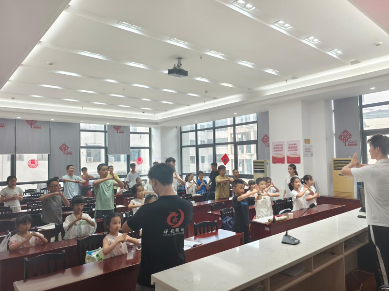 孩子们在西正社区暑期爱心托管班了解武术文化。通讯员供图 孩子们在西正社区暑期爱心托管班了解武术文化。通讯员供图