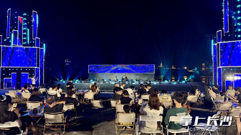 现场乐队表演。 长沙晚报全媒体记者 佘倩文 摄