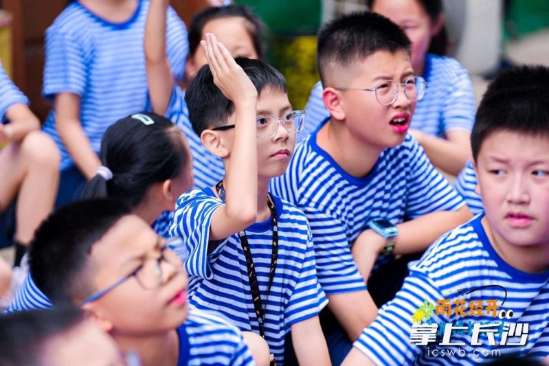 孩子们踊跃参与。