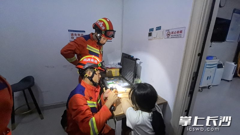 消防员正在处置险情。 长沙晚报通讯员 李杜 摄