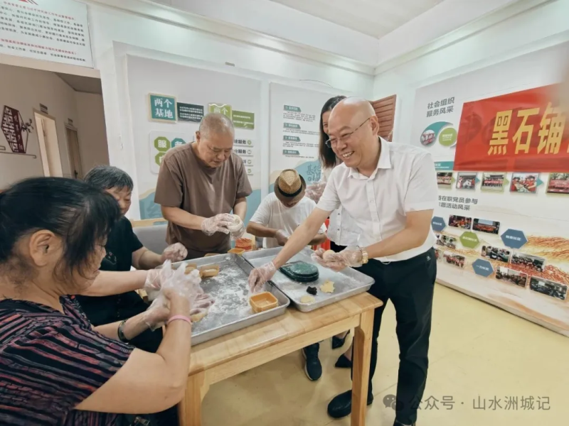 黑石铺委员组和“燕离家庭”老人过中秋节。 黑石铺委员组和“燕离家庭”老人过中秋节。