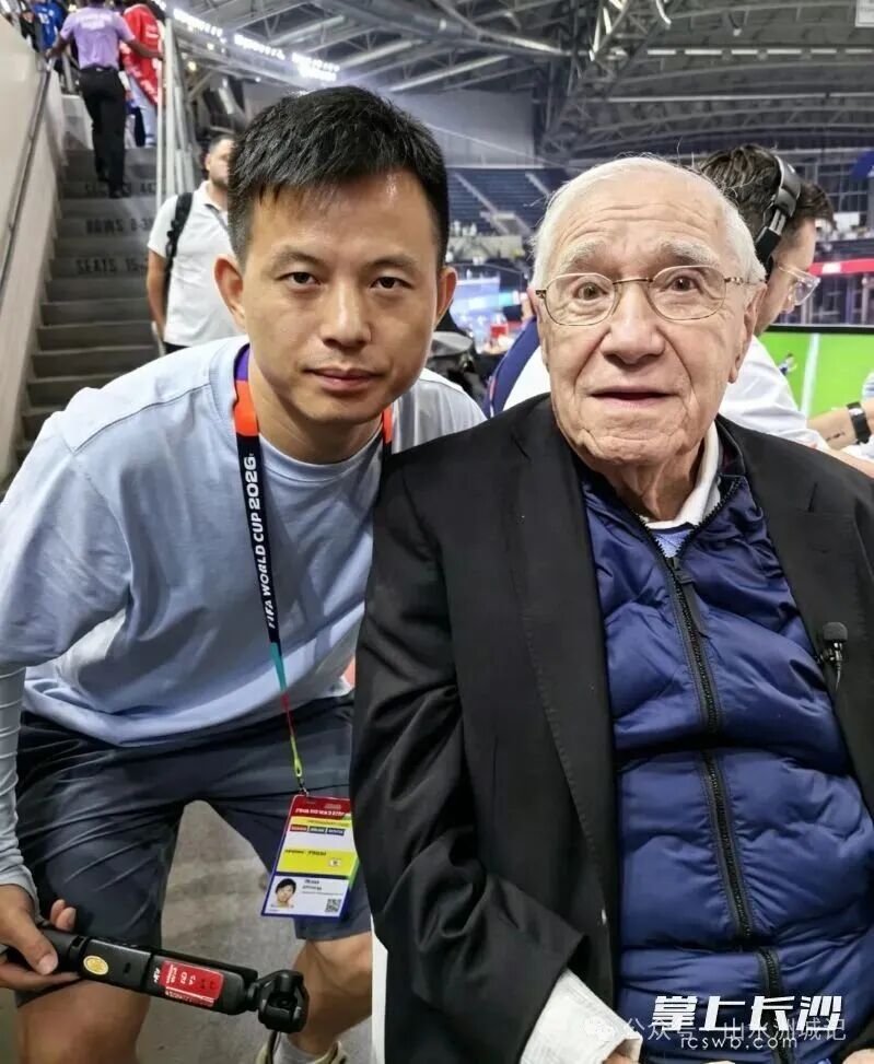 特派记者赵紫名与马尔克斯合影。