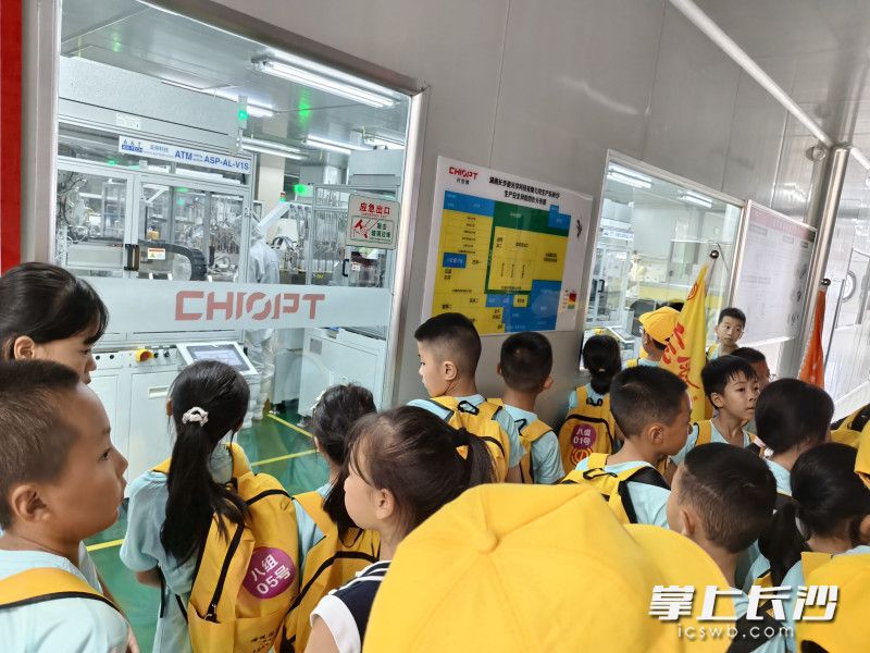 为期一周的夏令营以感恩、传承、立志为目标，围绕AI科创、工业研学、湖湘人文、营地教育、亲子互动等多元内容展开。