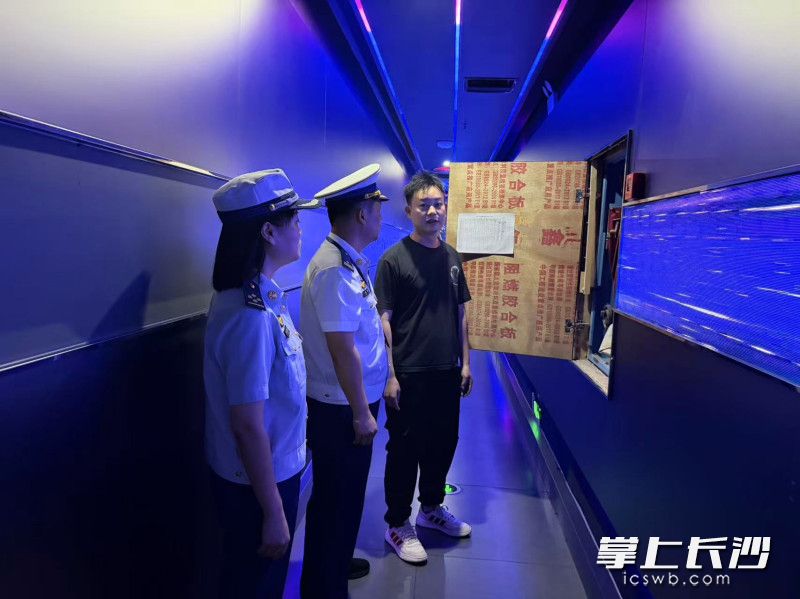天心消防在夜查中。