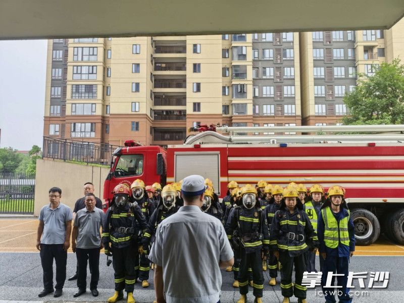 集结待命。均为长沙晚报通讯员 王磊 摄