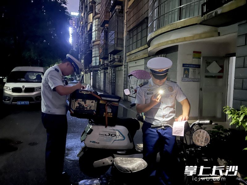雨花消防在夜查中。