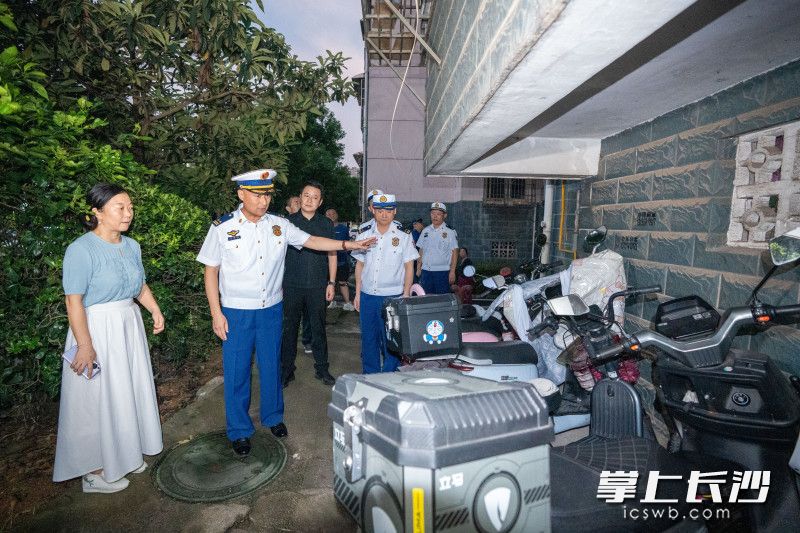图为长沙消防在进行夜查。 长沙晚报通讯员 冯运文 供图