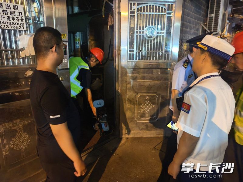 长沙县消防在夜查中。