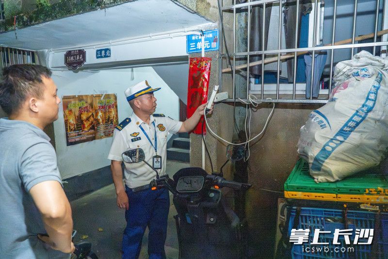 消防部门在集中夜查。 均为长沙晚报通讯员供图