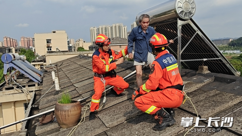 消防员正在营救被困老人。 长沙晚报通讯员 李铁应 摄 消防员正在营救被困老人。 长沙晚报通讯员 李铁应 摄